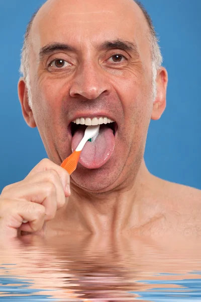 Man skrapa på baksidan av tungan — Stockfoto