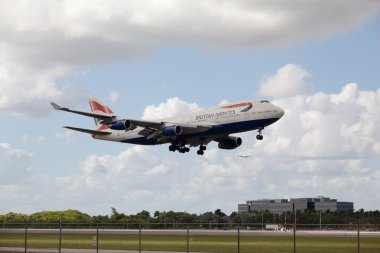 Miami, Amerika Birleşik Devletleri - 22 Ekim 2015: Boeing 747 British Airways Miami Uluslararası Havaalanı'nda toprakları.
