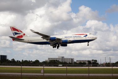 Miami, Amerika Birleşik Devletleri - 22 Ekim 2015: Boeing 747 British Airways Miami Uluslararası Havaalanı'nda toprakları.