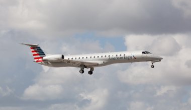 Miami, Amerika Birleşik Devletleri - 1 Kasım 2015: Embraer Erj 145 American Eagle Havayolları Miami Uluslararası Havaalanı'nda iniş. American Eagle Havayolları American Airlines bölgesel ortağıdır.