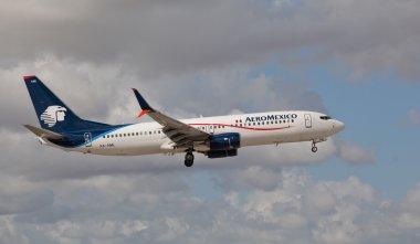 Miami, Amerika Birleşik Devletleri - 1 Kasım 2015: Boeing 737 Miami Uluslararası Havaalanı'nda iniş Aeromexico. Meksika'nın bayrak taşıyıcı havayolu ve en büyük Meksika havayolu Aeromexico olduğunu.