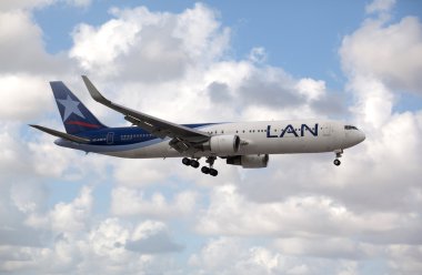 Miami, Amerika Birleşik Devletleri - 22 Ekim 2015: Boeing 767 Lan Miami Uluslararası Havaalanı'nda açılış Havayolları.