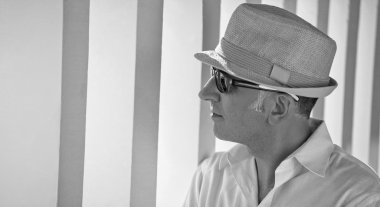 Beton ayağı yanında düşünceli bir adam