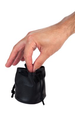 Bir şey küçük bir çantasından çekmeye parmak