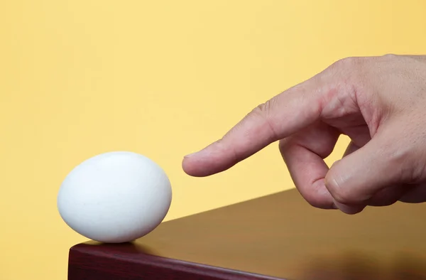 Bir yumurta için işaret parmak — Stok fotoğraf