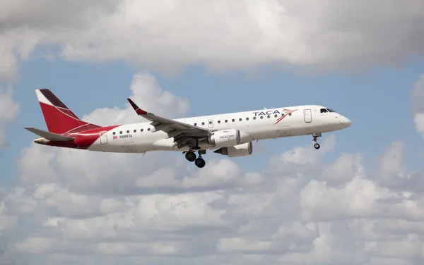 Miami, Usa - 22 oktober 2015: Embraer 190 landar på Miami International Airport. TACA International Airlines har sitt huvudkontor i El Salvador. — Stockfoto