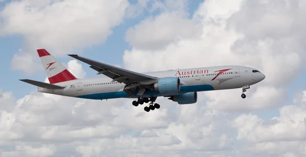 Miami, Usa - 22 oktober 2015: Austrian Airlines Boeing 777 landar på Miami International Airport. — Stockfoto