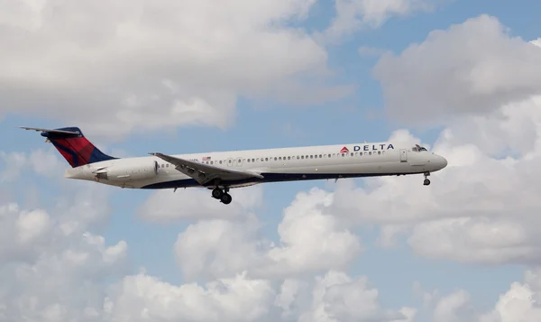 MIAMI, USA - October 22, 2015: A Delta Air Lines MD-80 aircraft landing at the Miami International Airport. — Stock Photo, Image