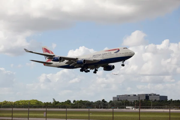 Miami, Amerika Birleşik Devletleri - 22 Ekim 2015: Boeing 747 British Airways Miami Uluslararası Havaalanı'nda toprakları.