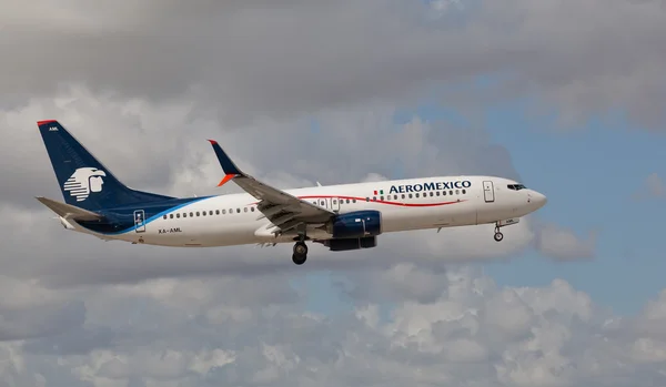 Miami, Amerika Birleşik Devletleri - 1 Kasım 2015: Boeing 737 Miami Uluslararası Havaalanı'nda iniş Aeromexico. Meksika'nın bayrak taşıyıcı havayolu ve en büyük Meksika havayolu Aeromexico olduğunu.