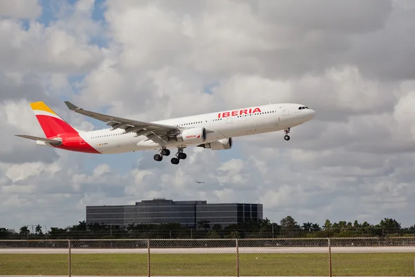 Miami, Usa - 1 November 2015: An Iberia Airbus 330-300 landar på Miami International Airport. Iberia är flygbolaget och det största flygbolaget i Spanien. — Stockfoto