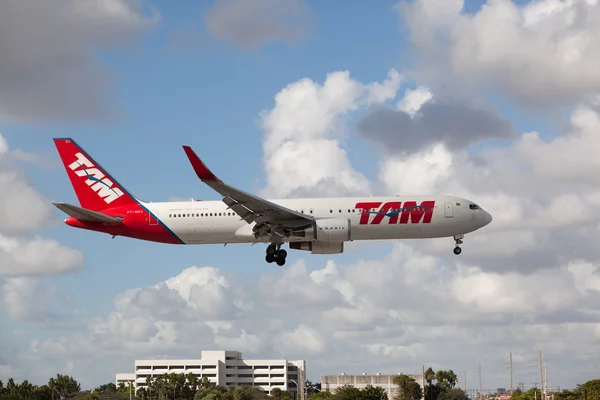 Miami, Usa - 29 April 2015: Boeing 767 Tam Brazil flygbolag landar på Miami International Airport. — Stockfoto