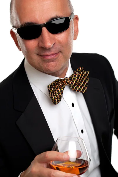 Porträt eines gutaussehenden Mannes im Smoking bei einem Drink — Stockfoto