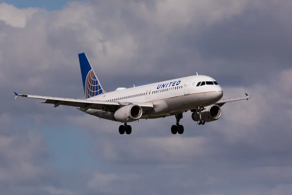 Fort Lauderdale - Novemebr 4, 2015: Fort Lauderdale/Hollywood Uluslararası Havaalanı'nda açılış A United Hava Yolları'nın Airbus A320 uçakları. — Stok fotoğraf