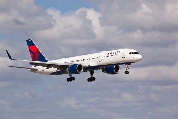 Fort Lauderdale, Amerika Birleşik Devletleri - 4 Kasım 2015: Fort Lauderdale/Hollywood Uluslararası Havaalanı'nda açılış A Delta hava hatları Boeing 757 uçakları.