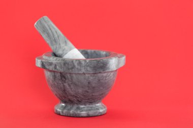 Harç ve havaneli kırmızı bir arka plan üzerinde