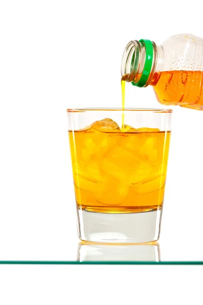 Ρίχνει ένα πορτοκαλί ποτό σε ένα ποτήρι — Φωτογραφία Αρχείου