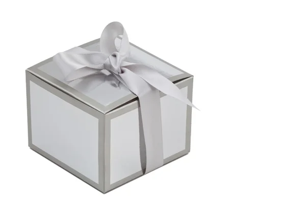 Caixa de presente de prata isolado em branco — Fotografia de Stock