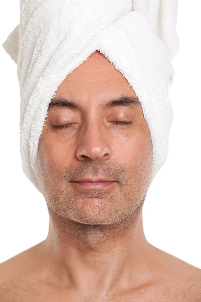 Man med en handduk virad i huvudet — Stockfoto