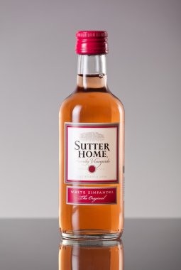 Miami, Florida 14 Ocak 2015: Sutter ev beyaz Zinfandel şarap şişesi. Sutter eve şaraphane 1890 yılında kurulmuş ve en büyük aile Amerika Birleşik Devletleri'nde şaraphane sahibi.