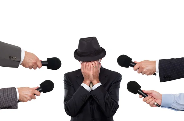 Man being interviewed sorrounded by reporters — Stock Photo, Image