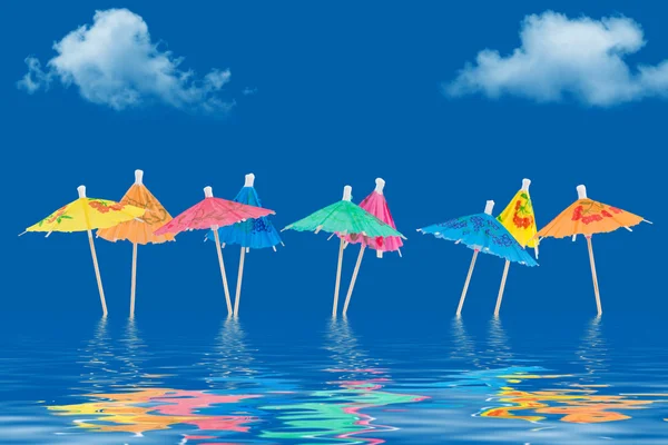 Guarda-chuvas de papel em pé na água — Fotografia de Stock