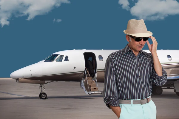 Beau homme debout devant un jet privé regardant vers le bas — Photo