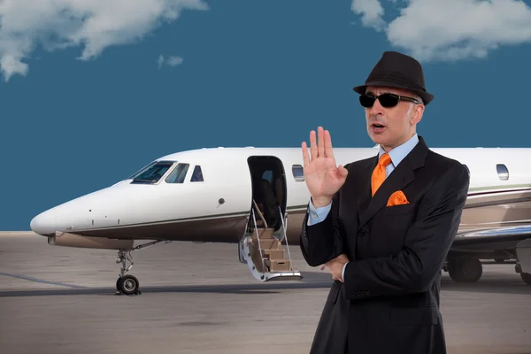 Ο άνθρωπος των επιχειρήσεων μιλώντας δίπλα σε ένα ιδιωτικό αεριωθούμενο αεροπλάνο — Φωτογραφία Αρχείου