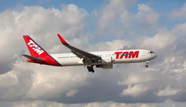 Miami, Usa - 29 April 2015: Boeing 767 Tam Brazil flygbolag landar på Miami International Airport. — Stockfoto