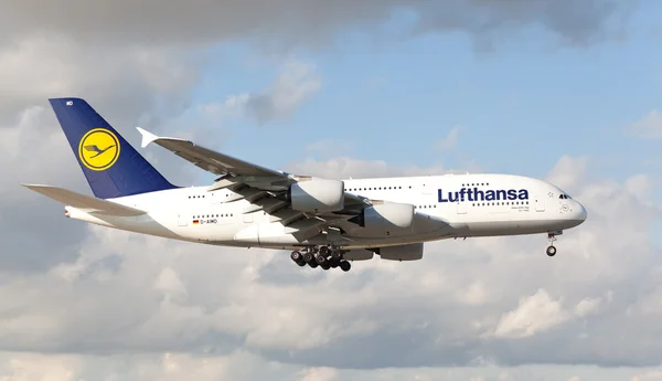 Miami, Usa - 29 April 2015: Lufthansa Airbus A-380 jumbo jet landar i Miami. Lufthansa har börjat använda dessa stora jetplan på populära rutten till Miami, Florida. — Stockfoto