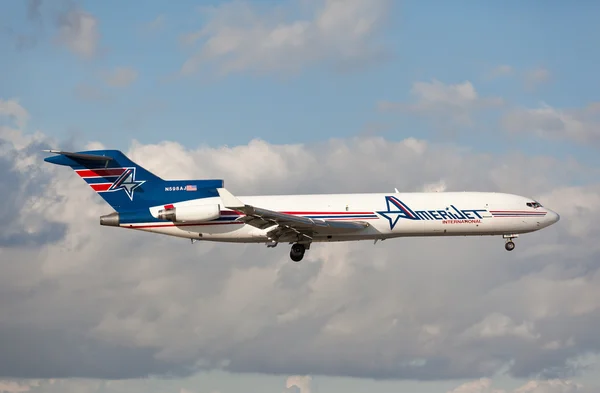 Miami, Usa - 29 April 2015: Klassiska Boeing 727 last av Amerijet landar på Miami International Airport. — Stockfoto