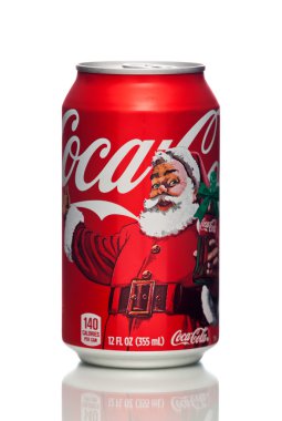 Miami, Amerika Birleşik Devletleri - 19 Ocak 2015: Fotoğraf 12 ons konservesi Coca-Cola klasik bir Noel tasarımı ile. Coca-Cola dünyanın en sevdiğiniz gazlı içecekler biridir.