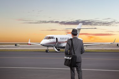 İş adamı doğru özel bir jet yürüyüş
