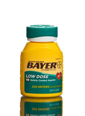 Miami, Amerika Birleşik Devletleri - 9 Şubat 2015: Düşük doz aspirin birçok doktorlar tarafından kalp krizi ve felç riskini azaltmak için önerilir. Ağrı kesici ve ateş çocuklarda azaltılması için de.