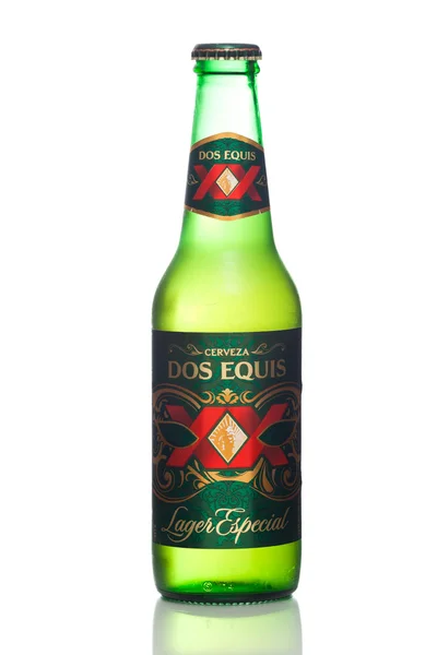 MIAMI, USA - JAN 19, 2015: Una singola bottiglia di Dos Equis Lager Especial. Fondata nel 1890 dalla Cuauhtemoc-Moctezum un birrificio a Monterrey, Messico una filiale di Heineken International . — Foto Stock