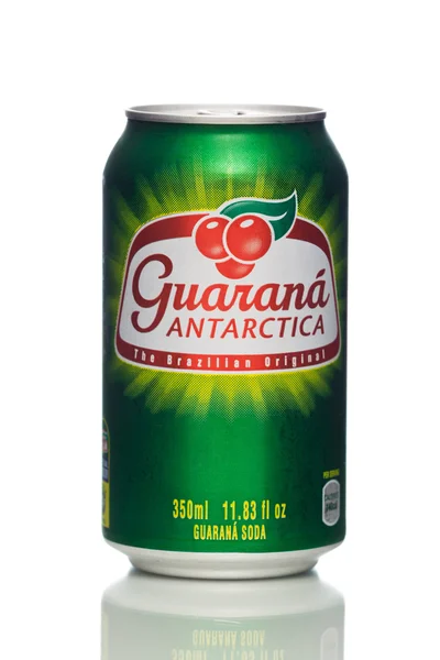 MIAMI, USA - 19 Februari 2015: Foto kaleng Guarana seluas 350ml. Guarana adalah minuman berkarbonasi tradisional dari Brazil . — Stok Foto