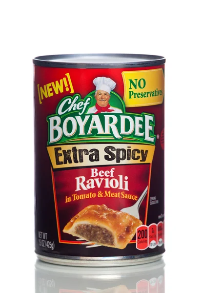 MIAMI, USA - 19 ENE 2015: lata de 15 onzas de la marca Chef Boyardee Mini Ravioli en salsa de carne. Comida cómoda y rápida para adultos y niños . — Foto de Stock