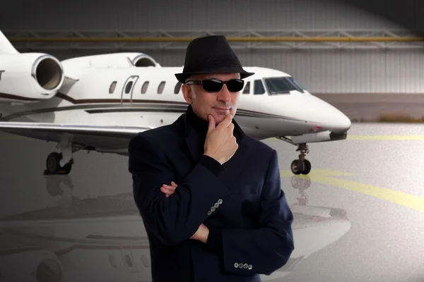 Hombre de negocios de pie junto a jet privado — Foto de Stock