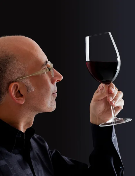 Man observera färg i vin — Stockfoto