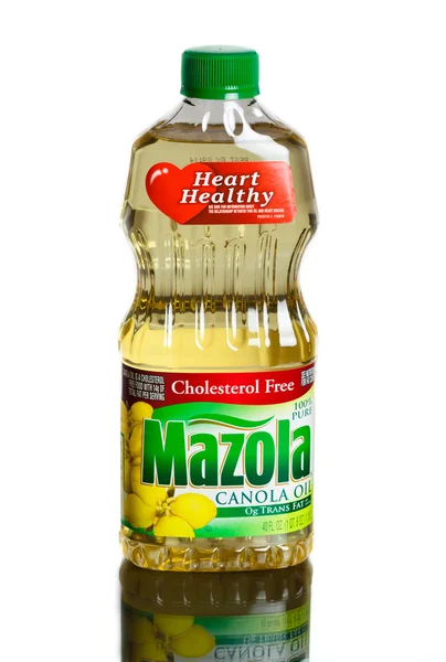 MIAMI, États-Unis - 9 février 2015 : Mazola Canola Oil est fabriqué uniquement à partir de graines de canola sans cholestérol et ne contient que la moitié des graisses saturées de l'huile végétale ordinaire . — Photo