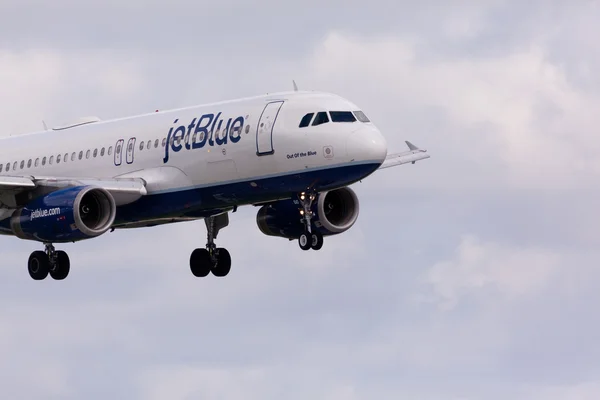 Fort Lauderdale, Fl - 27 maj 2015: Airbus A320 Jetblue landning på Fort Lauderdale/Hollywood International Airport. — Stockfoto