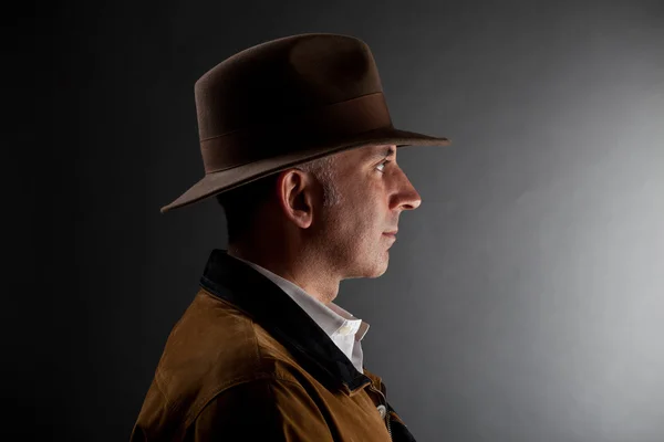 Hombre con sombrero mirando la luz — Foto de Stock