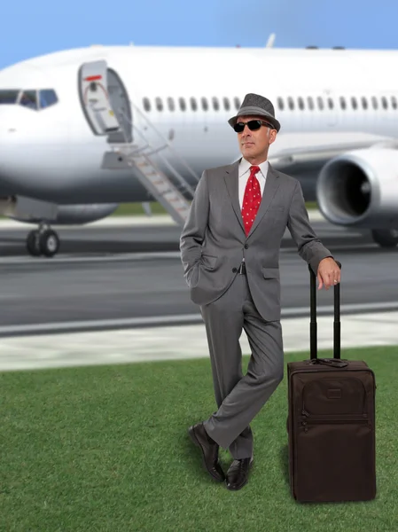 Homem de negócios em pé de avião a jato — Fotografia de Stock