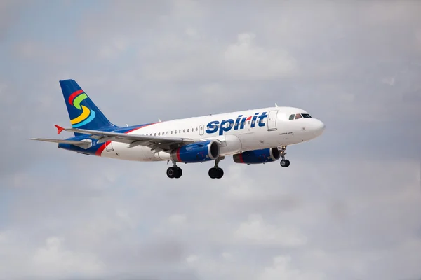 Fort Lauderdale, Amerika Birleşik Devletleri - 13 Mart 2015: A ruh Hava Yolları'nın Airbus A320 yaklaşım Ft. Lauderdale, FL ruhu Havayolları Fort Lauderdale çalışma kaidesi vardır.