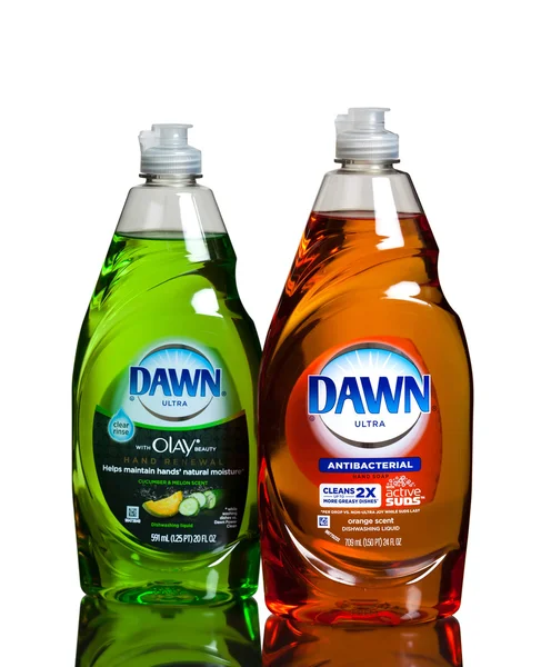 MIAMI, USA - February 19, 2015: Dawn dish washing detergent combines its grease-cutting power with the hand-nurturing effects of Olay Beauty. — Stock Photo, Image