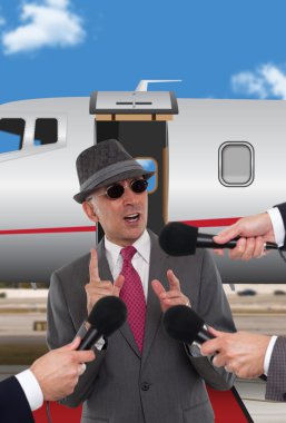 İşadamı kurumsal jet önünde röportaj