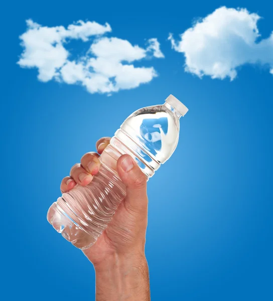 Mano sosteniendo una botella de agua —  Fotos de Stock