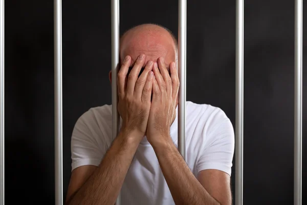 Homem angustiado na prisão — Fotografia de Stock