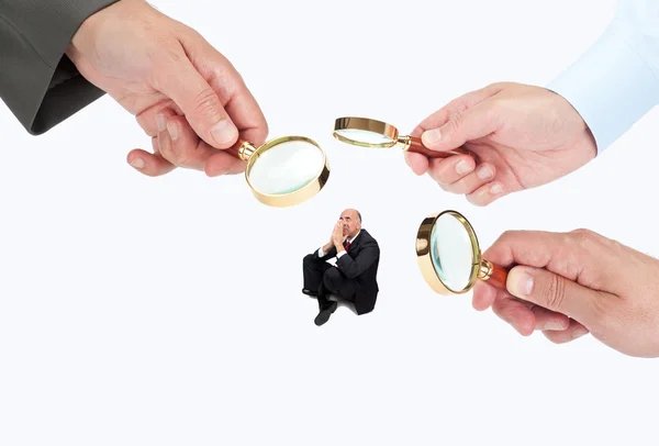Handen met een vergrootglas bril op zoek, studeren of een persoon selecteren — Stockfoto