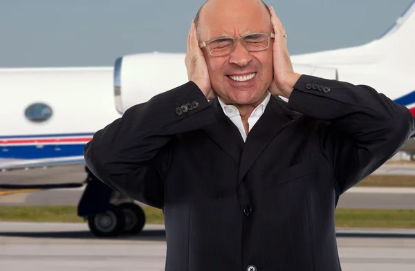 스트레스와 공항에서 소음을 표현 하는 남자 — 스톡 사진